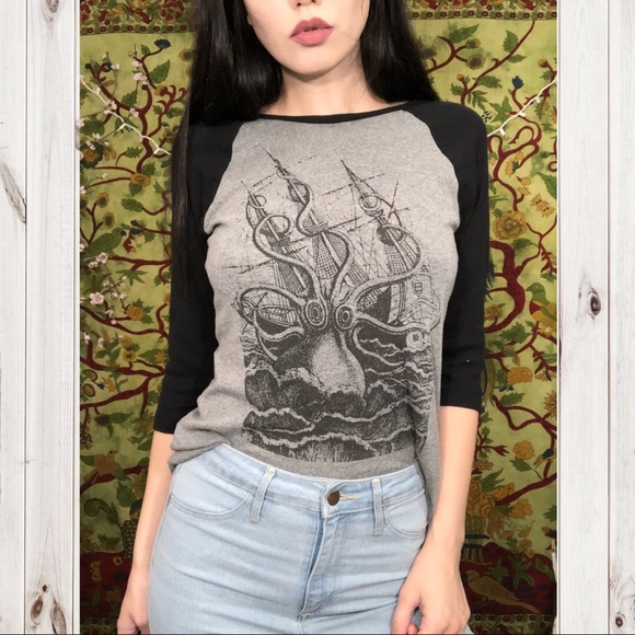 Bella Tops - 🔴Awesome Squid Print Top!🔴